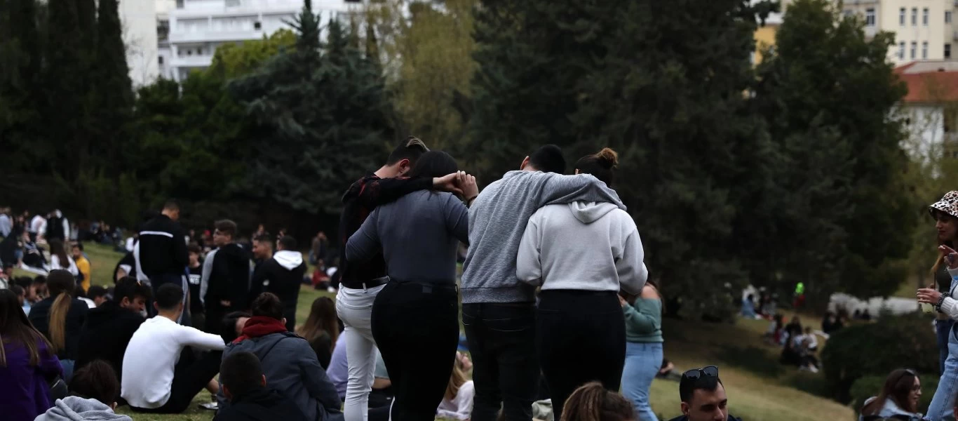 Οι πολίτες παίρνουν τη ζωή τους πίσω: Αστυνομικοί προσπάθησαν να διαλύσουν συγκέντρωση στο Φάληρο - Γέμισε κόσμο η Πάτρα